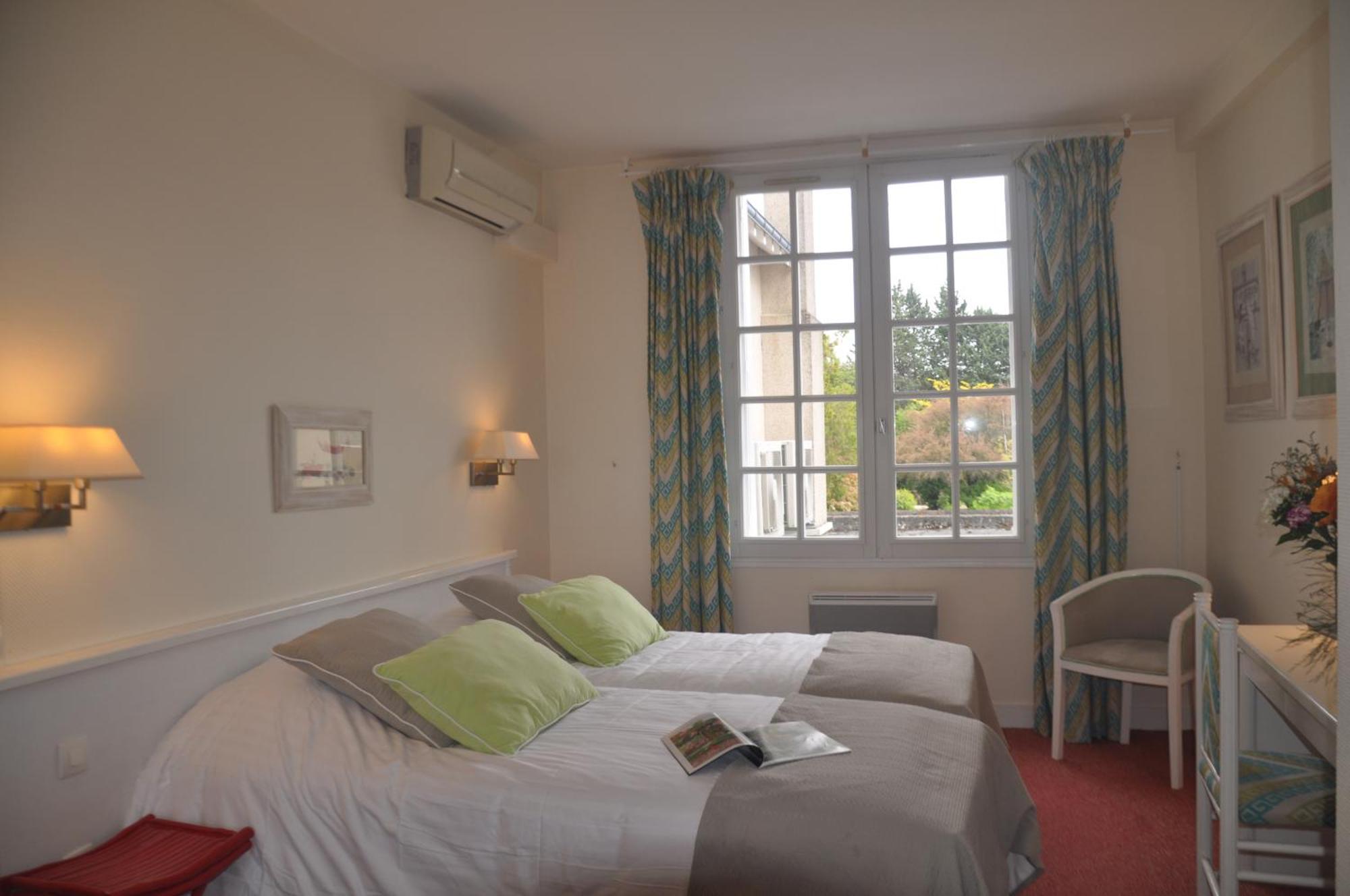 Logis Auberge Du Centre Chitenay Exterior foto