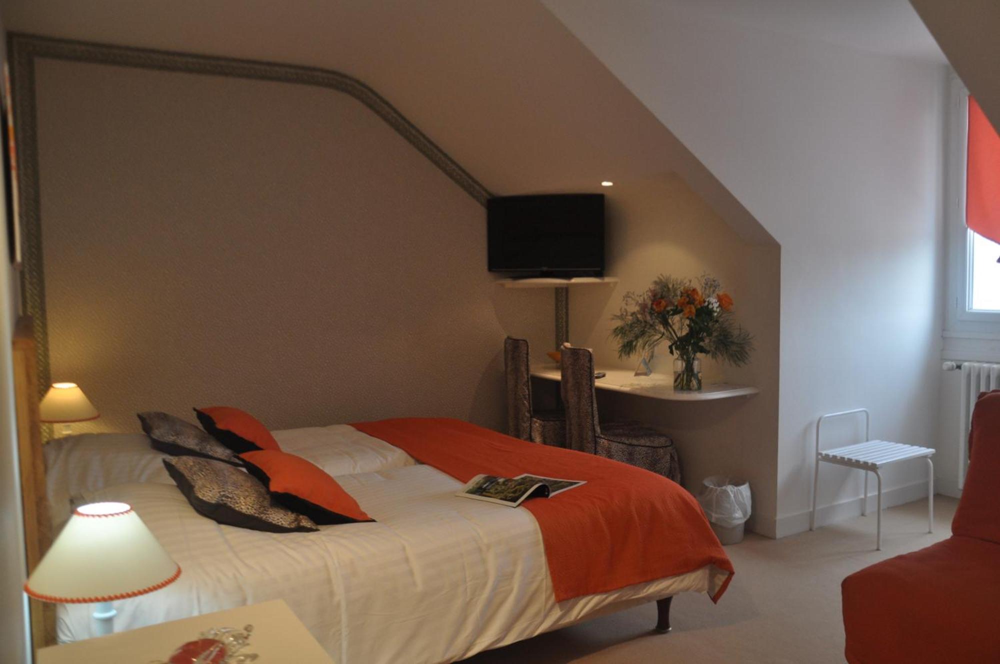 Logis Auberge Du Centre Chitenay Exterior foto
