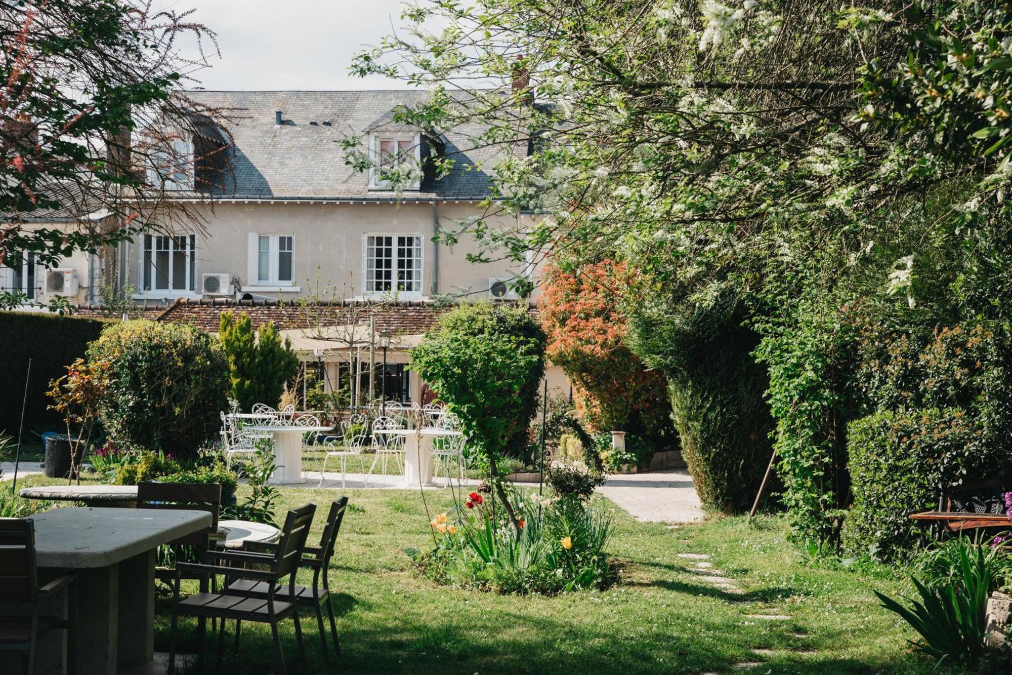 Logis Auberge Du Centre Chitenay Exterior foto