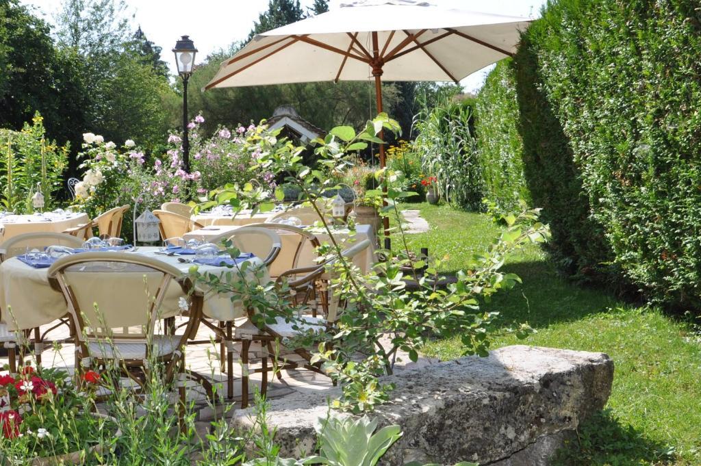 Logis Auberge Du Centre Chitenay Exterior foto